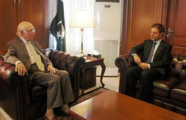 زاخيلوال و سرتاج عزيز در مورد صلح افغانستان گفتگو کردند